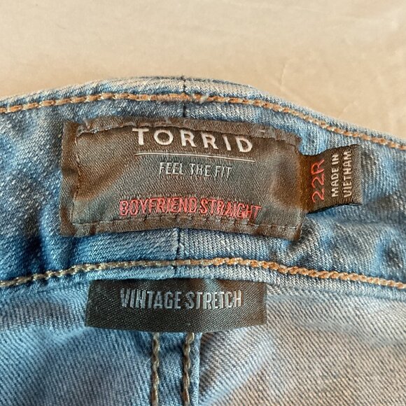 NWOT Torrid Boyfriend Straight Vintage Stretch Distressed Ripped Jeans 22R Light - Picture 4 of 12